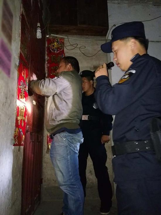 香港粗心妈妈误将幼女锁家中 