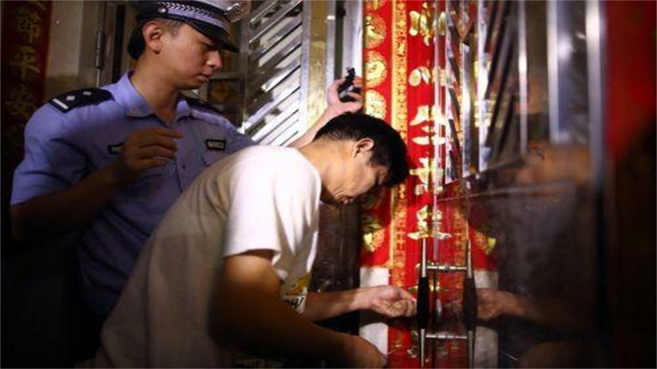 香港请开锁师傅开了锁后，师傅